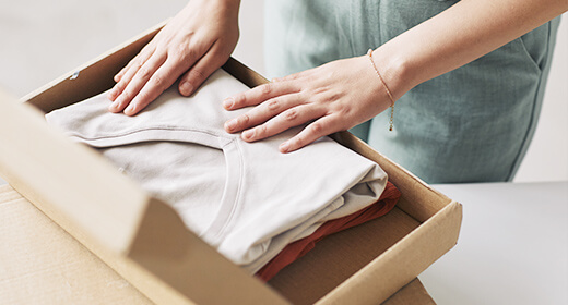 クリーニングは自宅で楽々 ダンボールに詰めて送るだけ